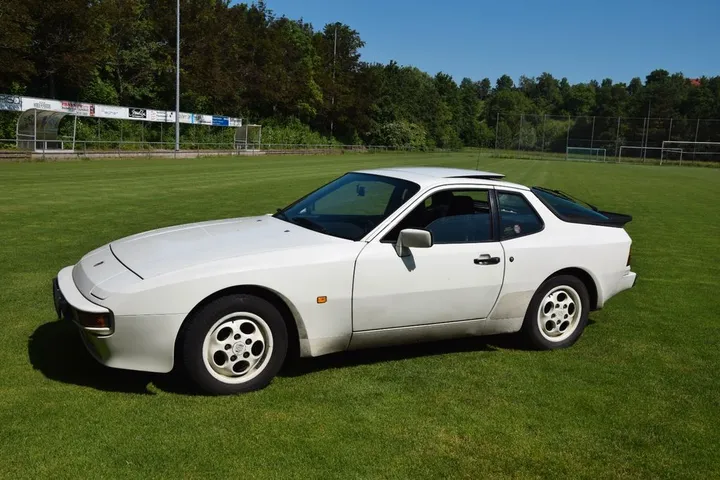 Porsche 944