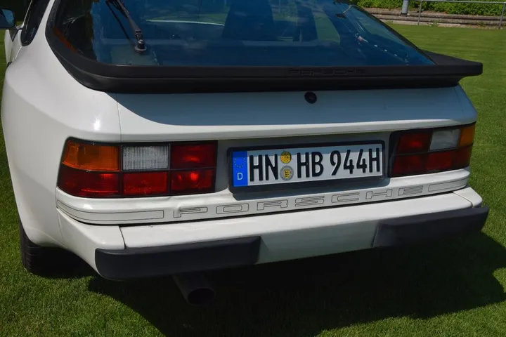 Porsche 944