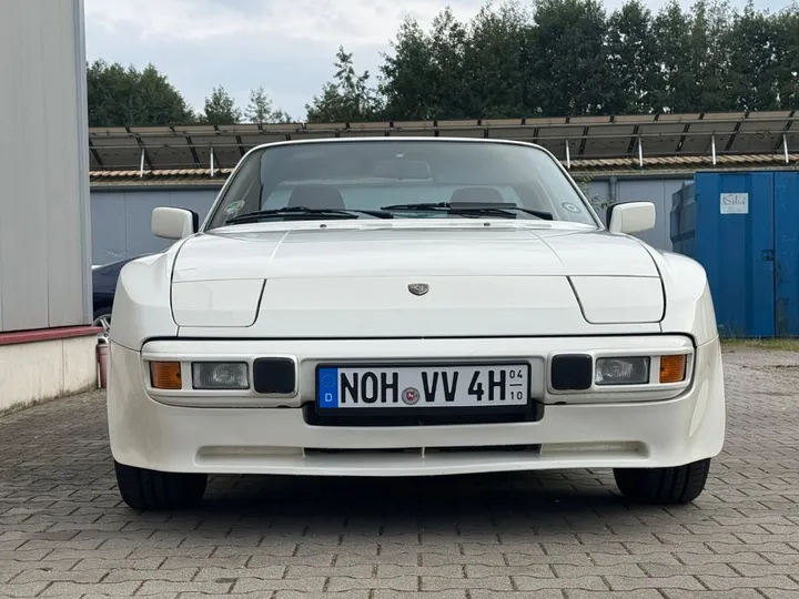 Porsche 944