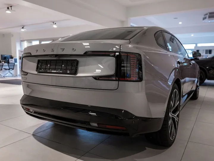 Volvo ES90