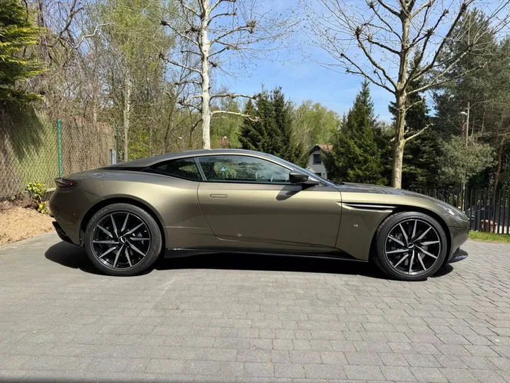 Aston Martin DB11