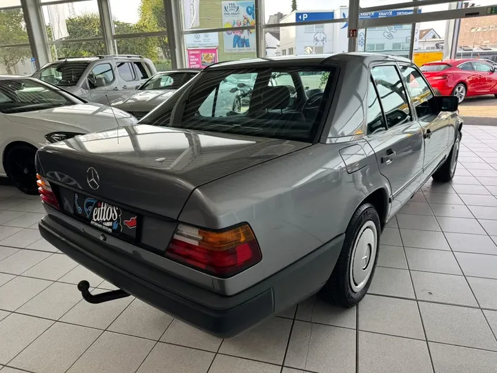 Mercedes-Benz 230
