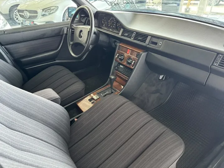 Mercedes-Benz 230