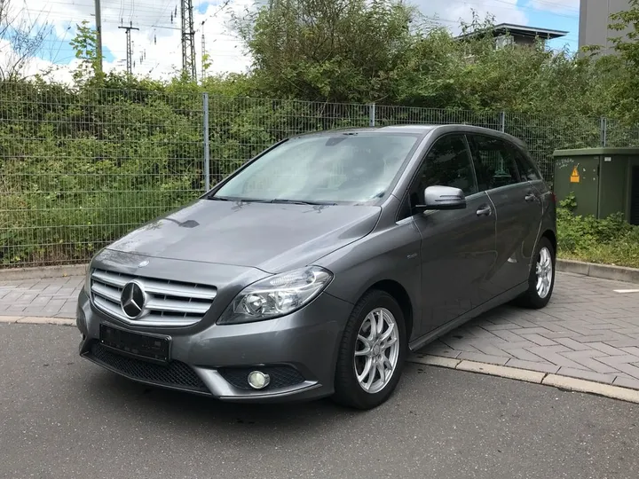 Mercedes-Benz B 180