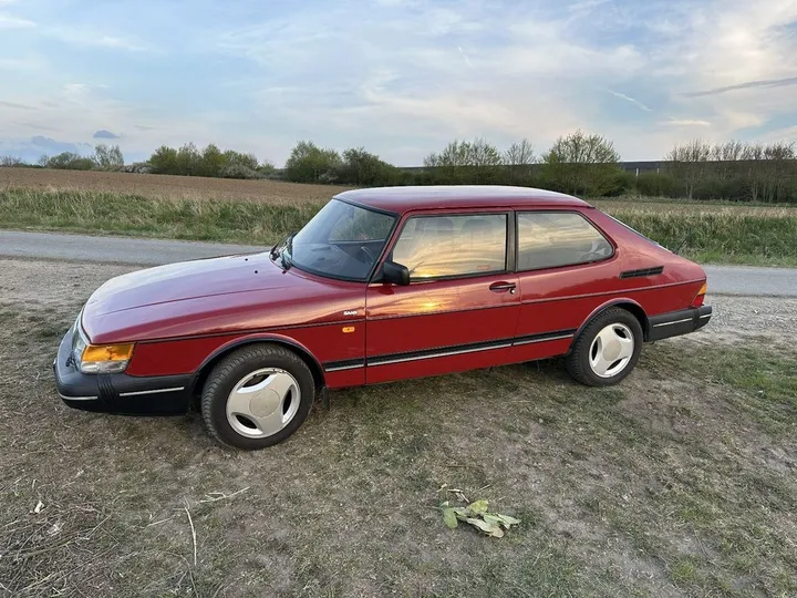 Saab 900