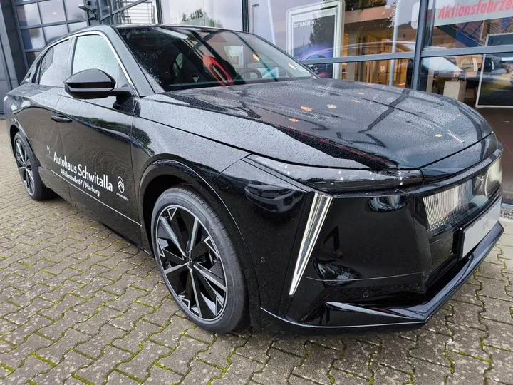 DS Automobiles Nº8