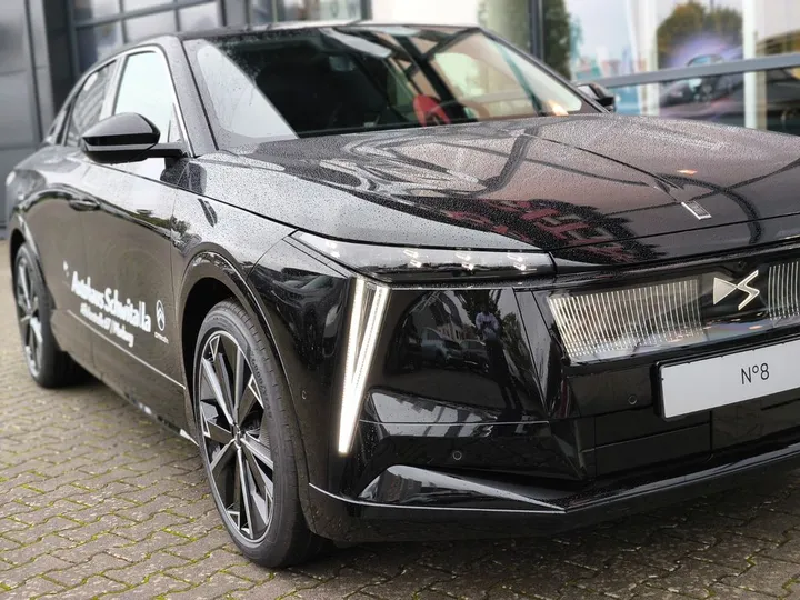 DS Automobiles Nº8