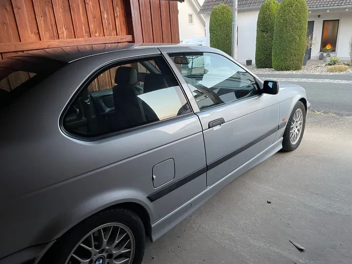BMW 323
