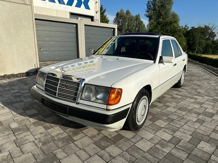 Mercedes-Benz 230
