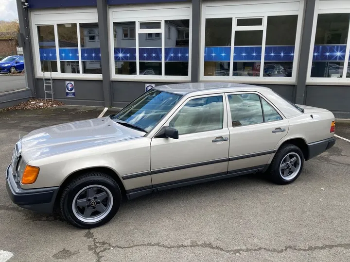 Mercedes-Benz E 200