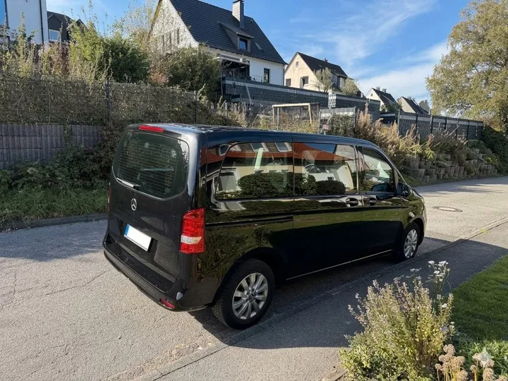 Mercedes-Benz V 220