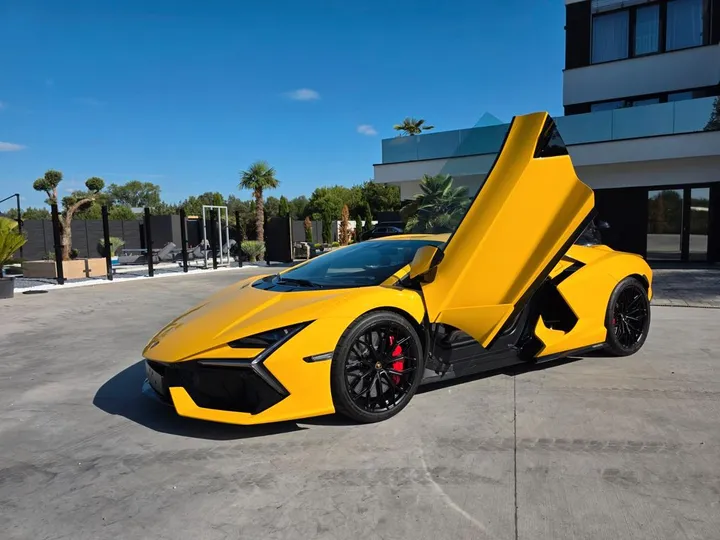 Lamborghini Revuelto
