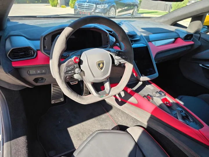Lamborghini Revuelto