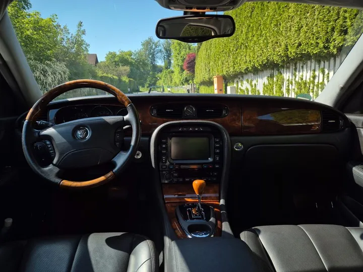 Jaguar XJ8