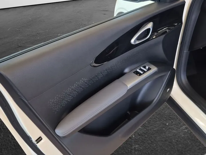 Geely E2