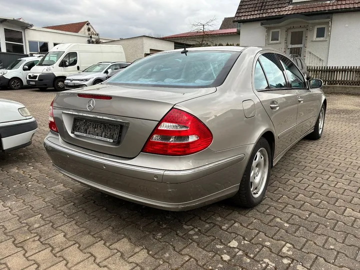 Mercedes-Benz E 240