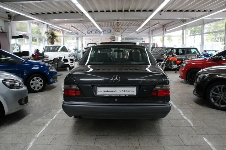 Mercedes-Benz E 320