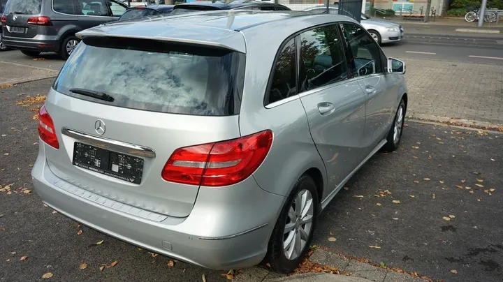 Mercedes-Benz B 180