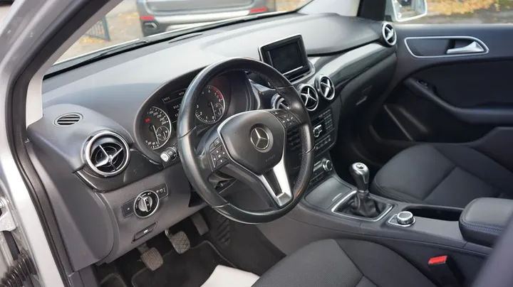 Mercedes-Benz B 180