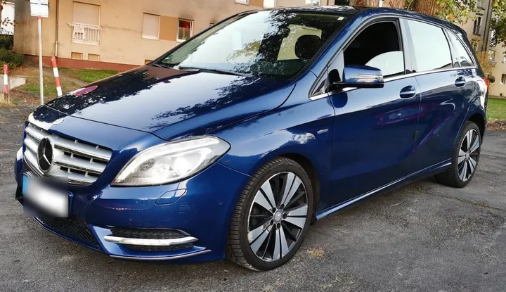 Mercedes-Benz B 180