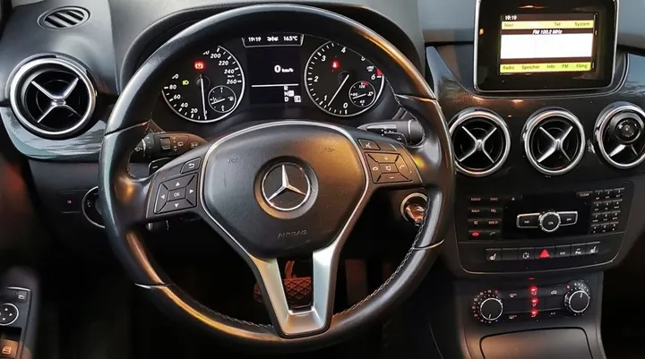 Mercedes-Benz B 180