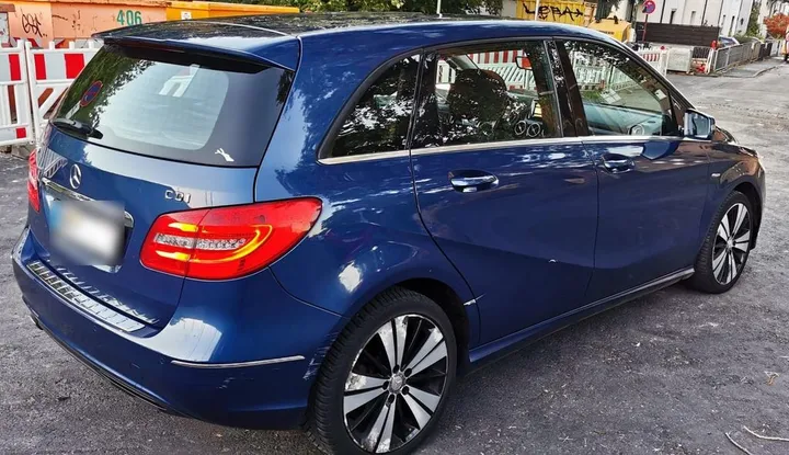 Mercedes-Benz B 180