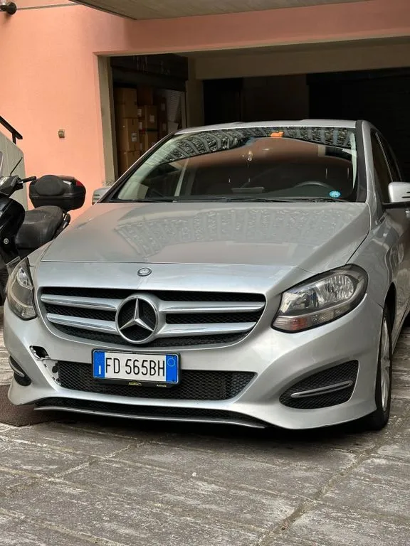 Mercedes-Benz B 180