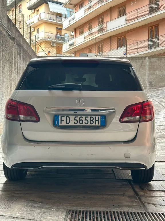 Mercedes-Benz B 180