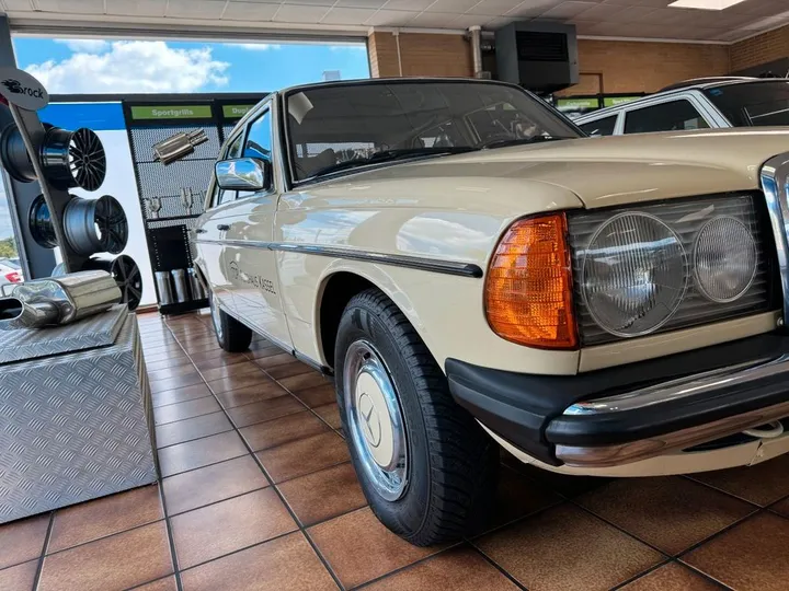 Mercedes-Benz 240