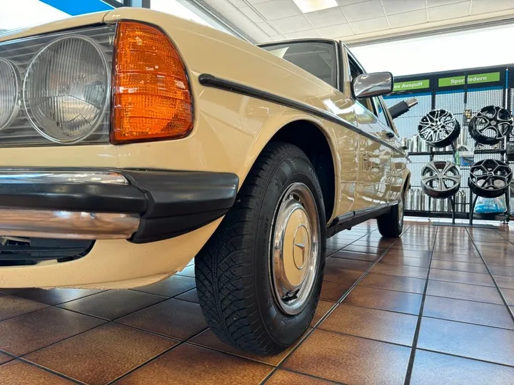 Mercedes-Benz 240