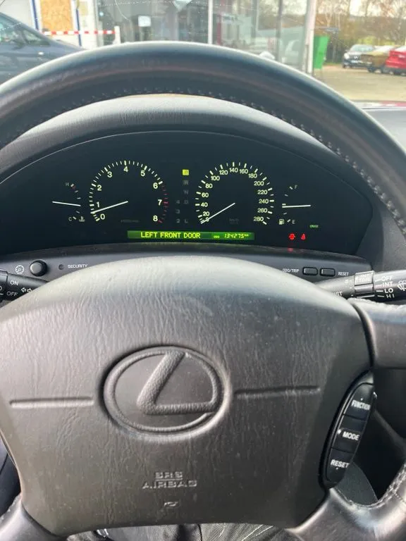 Lexus LS 400