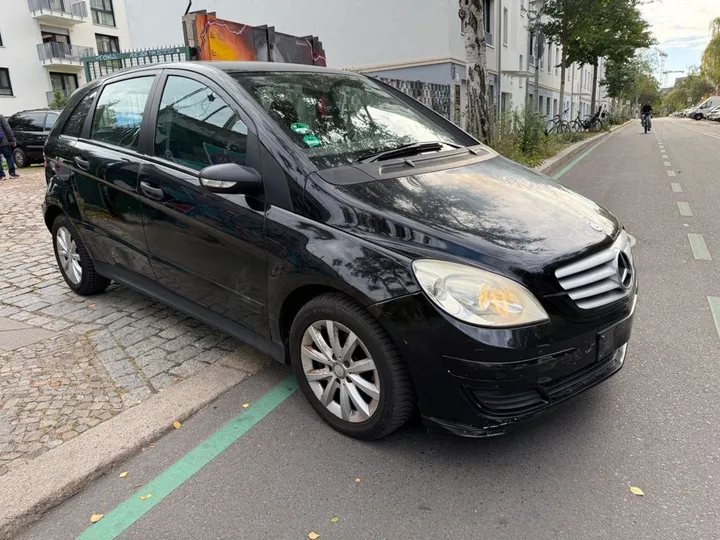 Mercedes-Benz B 180