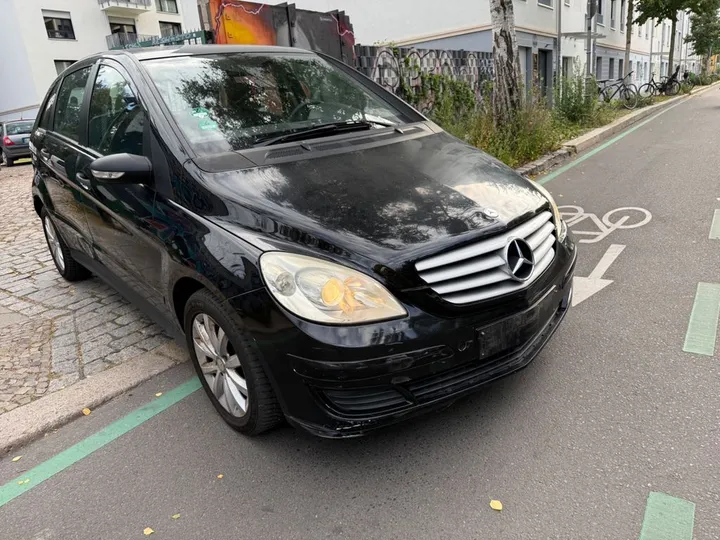 Mercedes-Benz B 180