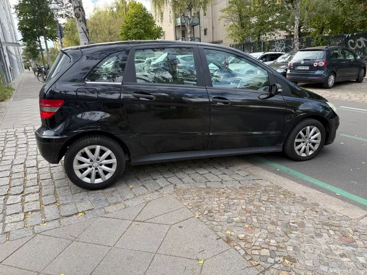 Mercedes-Benz B 180