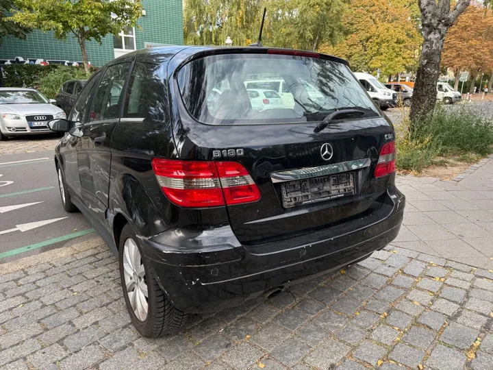 Mercedes-Benz B 180
