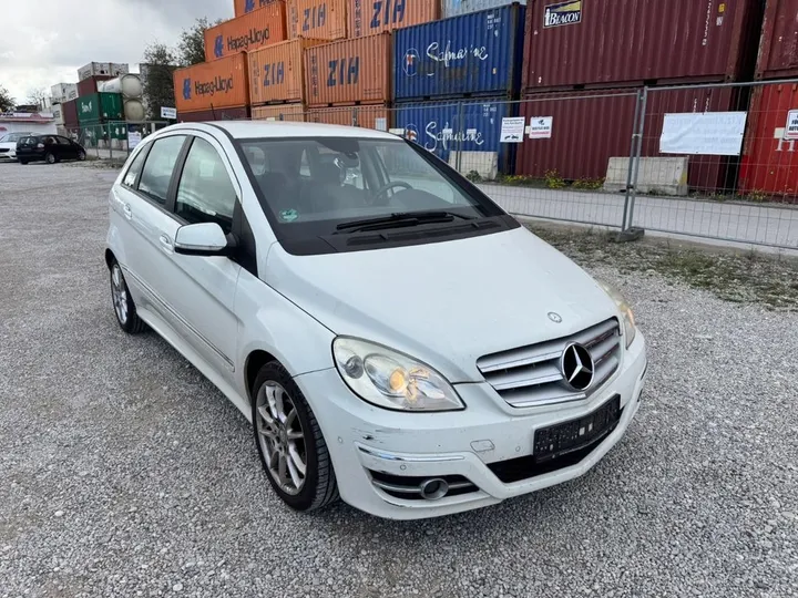 Mercedes-Benz B 180