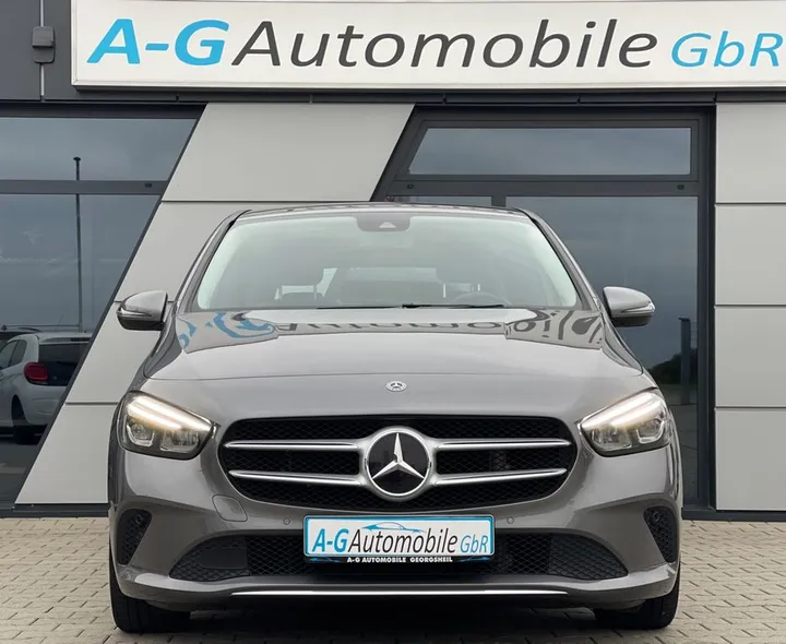 Mercedes-Benz B 180