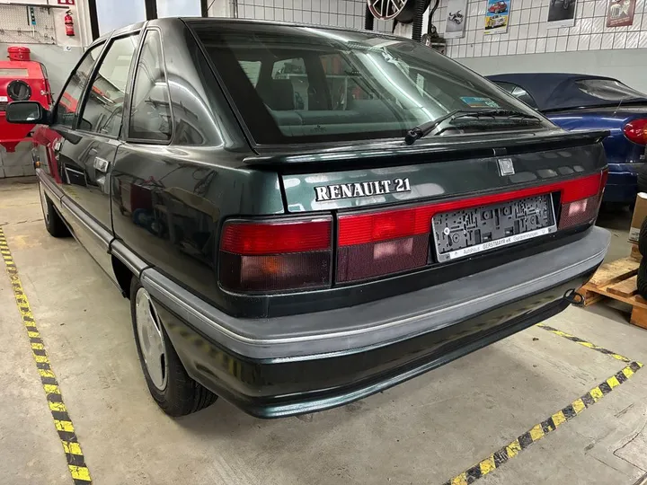 Renault R 21