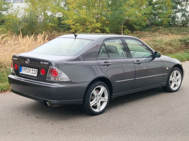 Lexus IS 200
