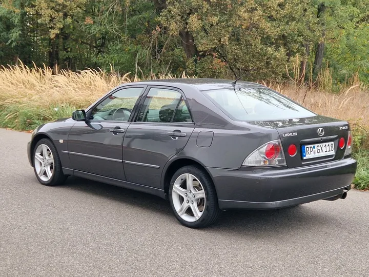 Lexus IS 200