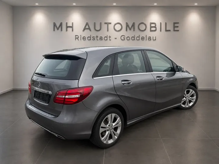 Mercedes-Benz B 180