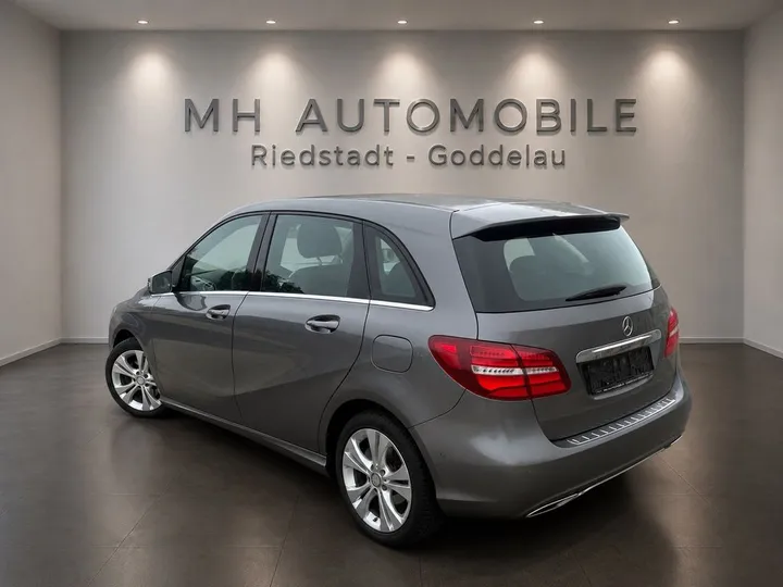 Mercedes-Benz B 180