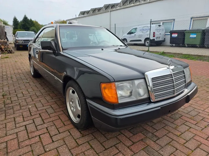 Mercedes-Benz 230