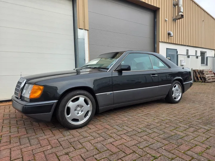 Mercedes-Benz 230