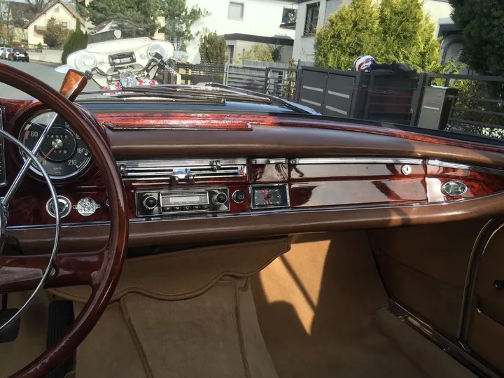 Mercedes-Benz 220