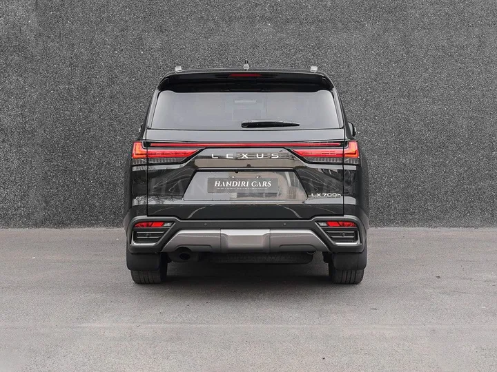 Lexus LX 700
