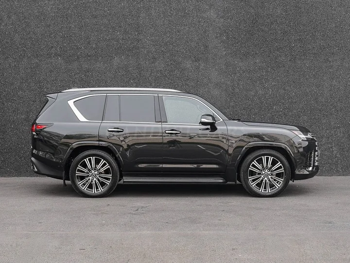 Lexus LX 700