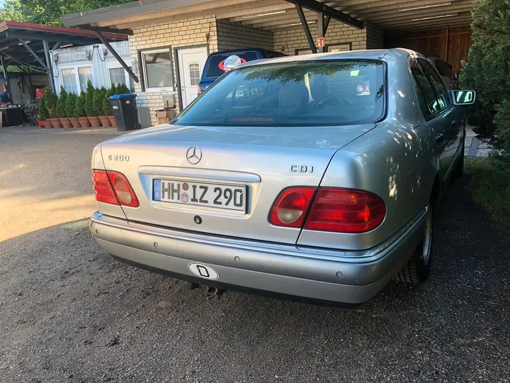 Mercedes-Benz E 200