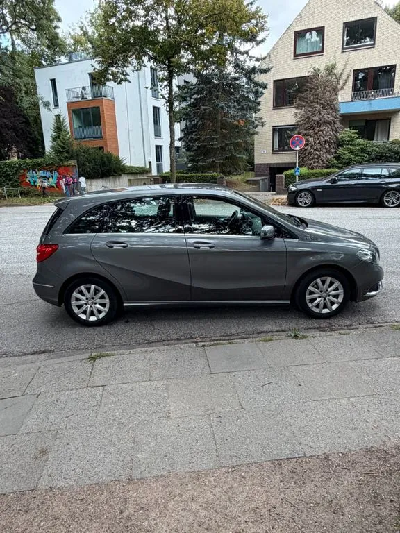 Mercedes-Benz B 200