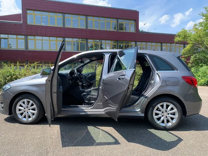 Mercedes-Benz B 180